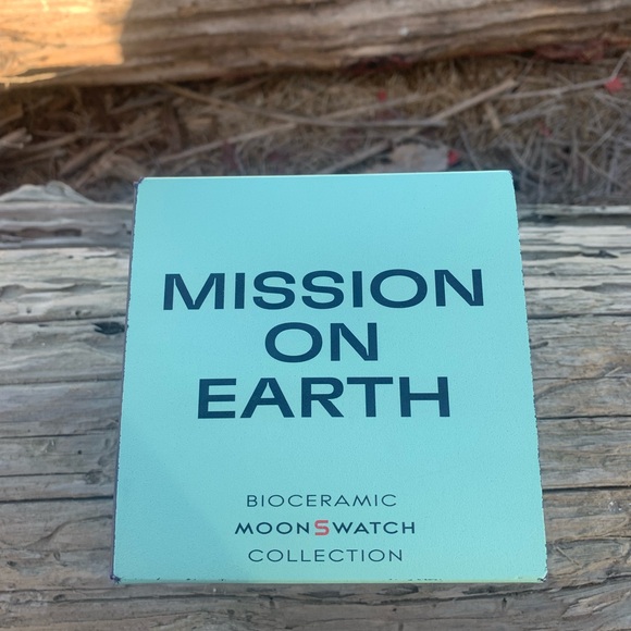 New Omega x Swatch Mission On Earth 🌎 MoonSwatch Mission To Earth With All Docs - Picture 2 of 8